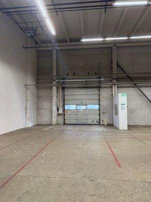 Halle 1 links - Lagerfläche mit Rolltor