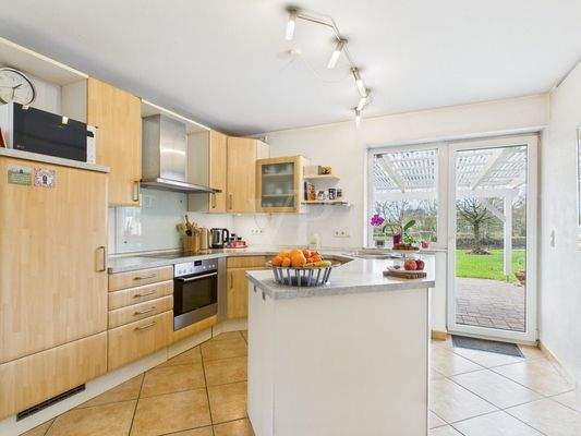 Küche mit Zugang zur Terrasse