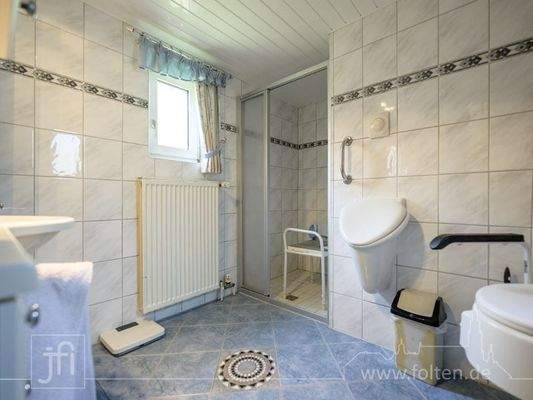 Bad mit flacher Dusche, WC und Urinal