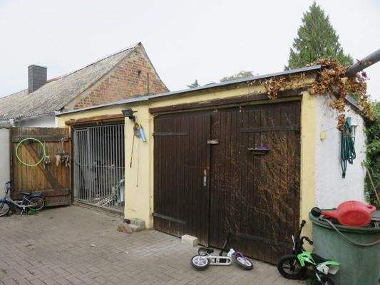 Zufahrt mit Garagen 2x