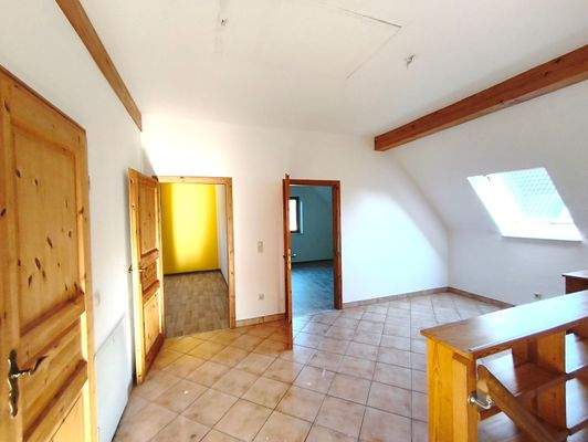 Haus links OG Flurblick in Schlafzimmer rechts