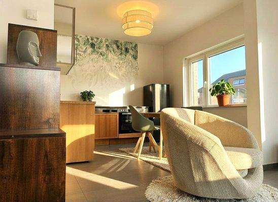 Blick vom Wohnraum in den Küchenbereich