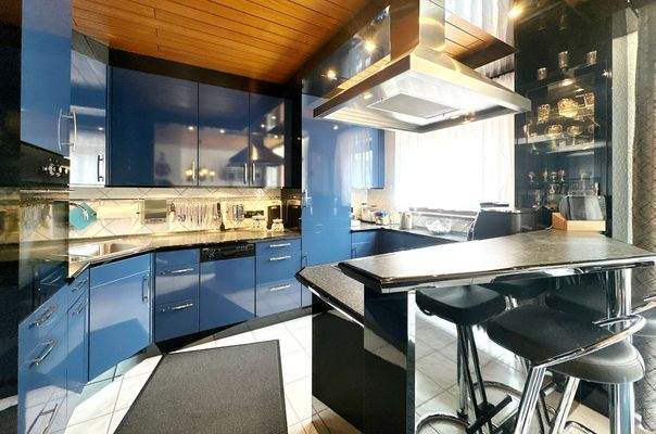 Küche mit Einbauküche