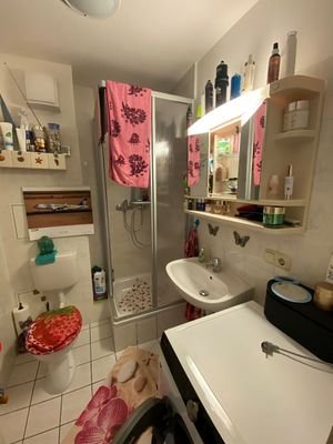 Bad mit Dusche und WC