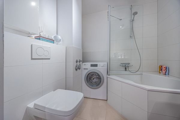 mit Badezimmer inkl. Eckwanne