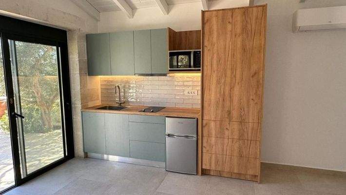 Kreta, Kournas: Malerisches Steinhaus mit bezauberndem See- und Meerblick zu verkaufen