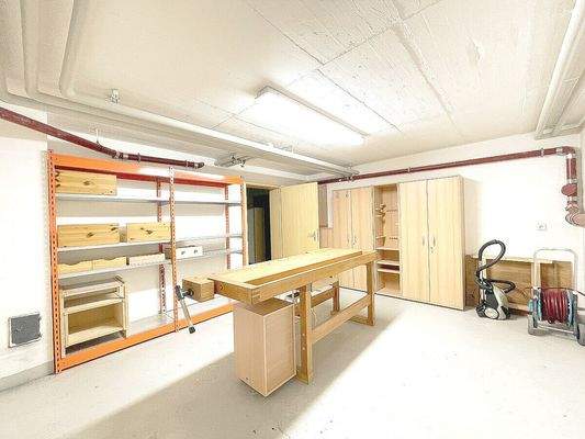 Weitere Ansicht des großen Abstellraumes im Untergeschoss