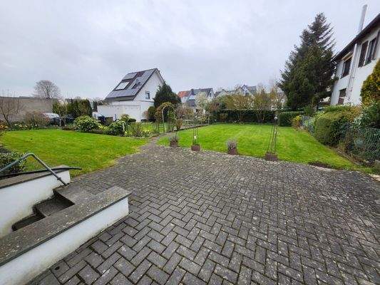 Einfahrt von der Straße zum Grundstück hinter dem Haus.jpg