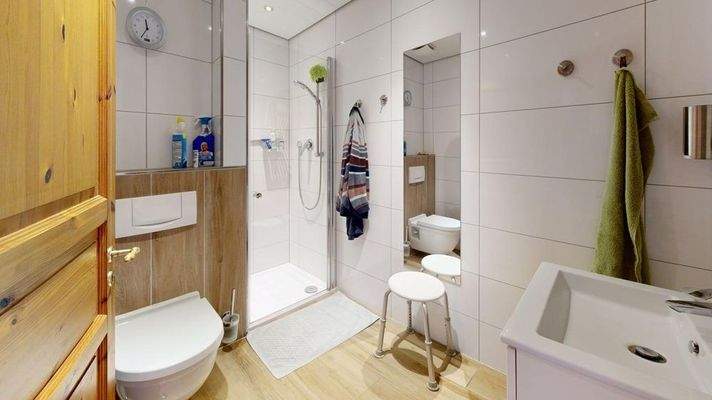 Badezimmer mit ebenerdiger Dusche