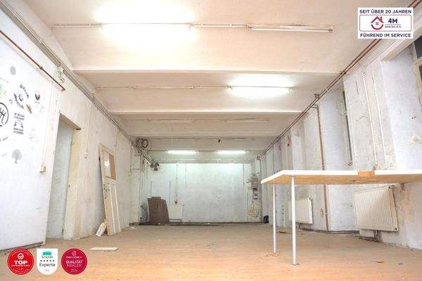 Durchsicht vom Eingang in den Raum