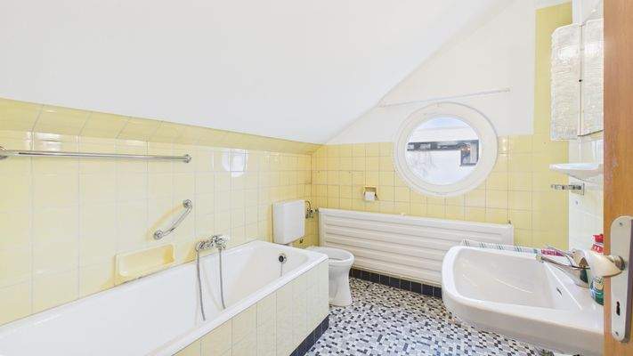 Bad mit Wanne und separater Dusche