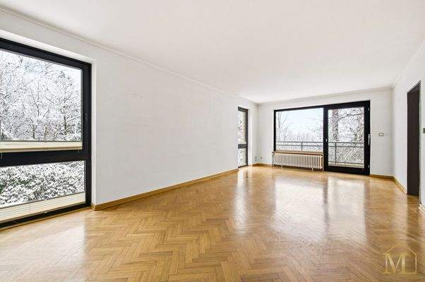 Wohnzimmer mit Balkonzugang WE 2