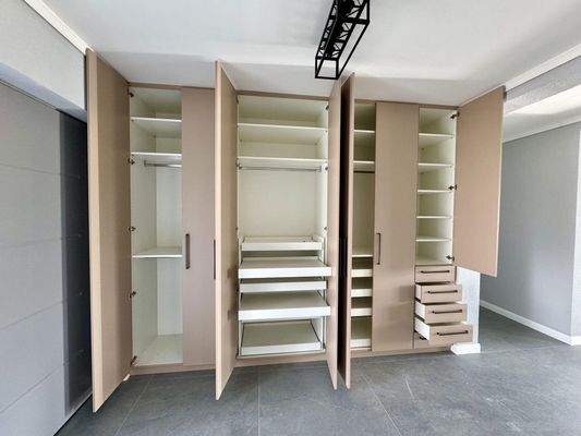 Garderobenschrank