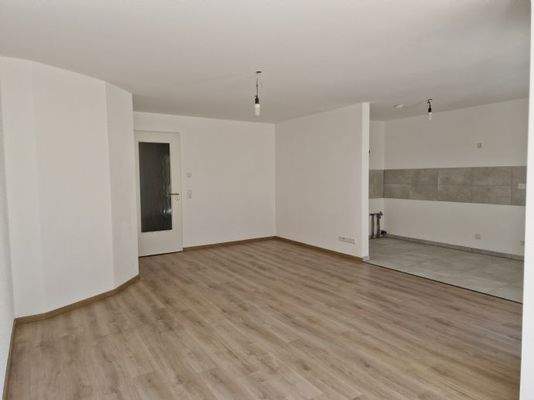 Wohnzimmer mit offener Küche