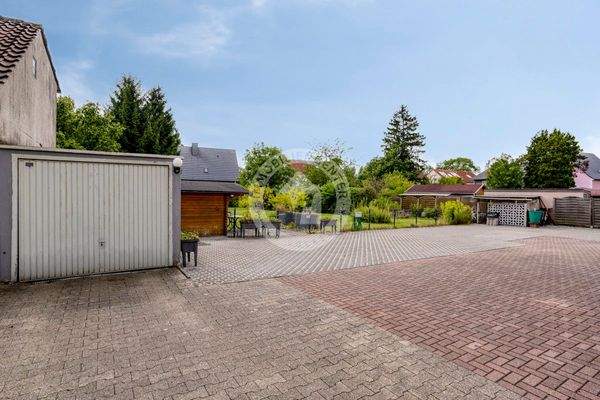 Außenbereich mit Garage