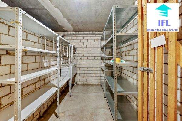 Großer Keller mit Licht/ Strom