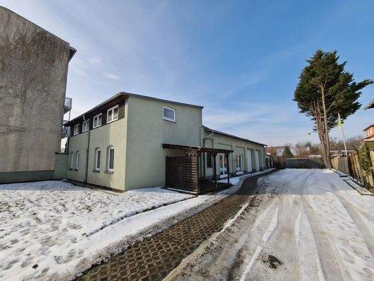 Hinterhaus mit Halle und 2 Garagen