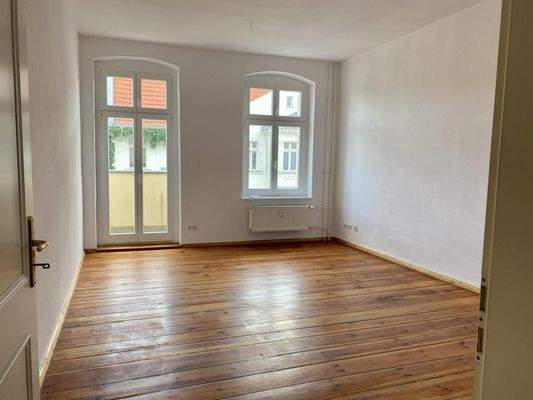 Wohnzimmer mit Balkon