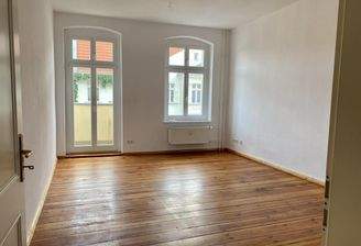 Wohnzimmer mit Balkon