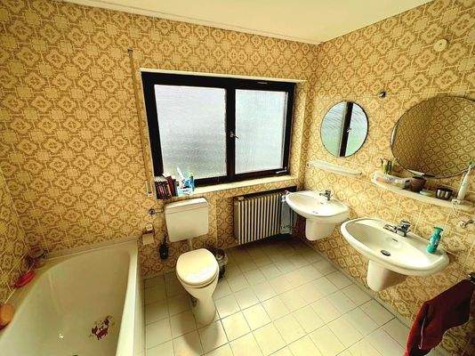 großes Bad mit Fenster.jpg