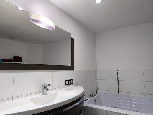 Bad m. Waschb. u. Wanne