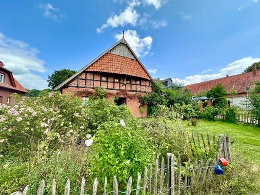 Hausansicht mit Garten