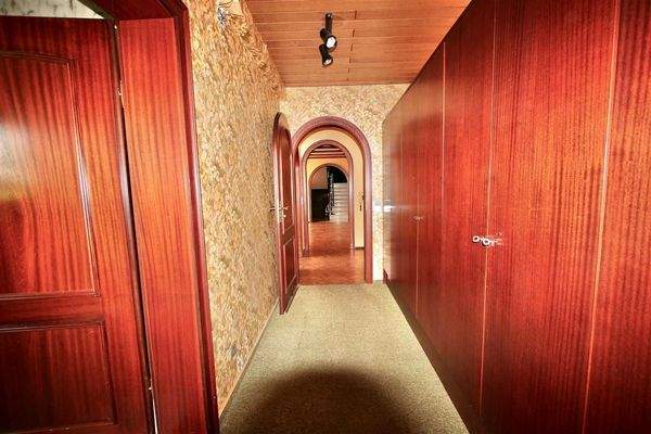 Schränke vor dem Bad