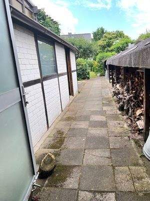 [26] Holzlager im Garten