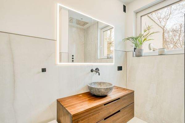 Duschbadezimmer im Erdgeschoss mit Fenster