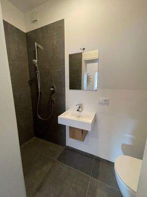 Modernes Duschbad mit bodengleicher Dusche 