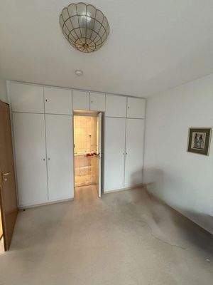 Gegenstände weg retuschieren. 