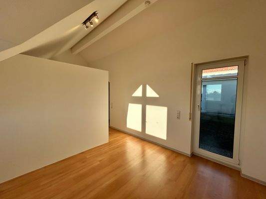 E 709 Wohnzimmer mit Zugang Terrasse.jpeg