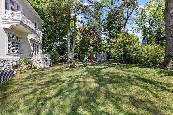 Der parkähnliche Garten mit altem Baumbestand