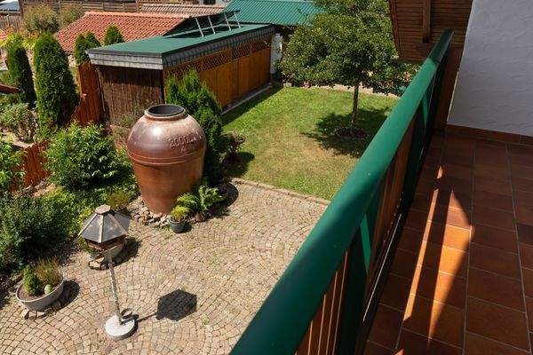 Blick vom Balkon in den Garten