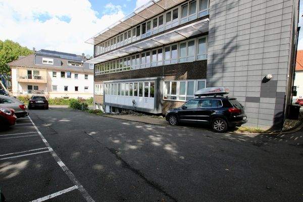 Parkplatz hinter dem Gebäude