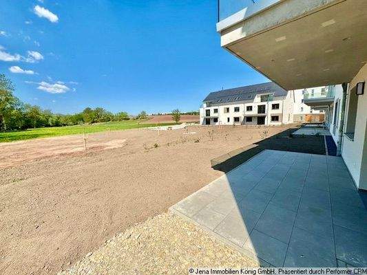 Terrasse mit angrenzendem Garten
