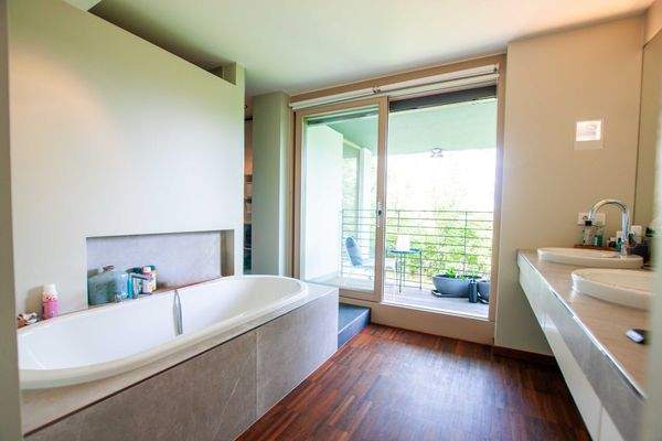 Badezimmer mit Balkon