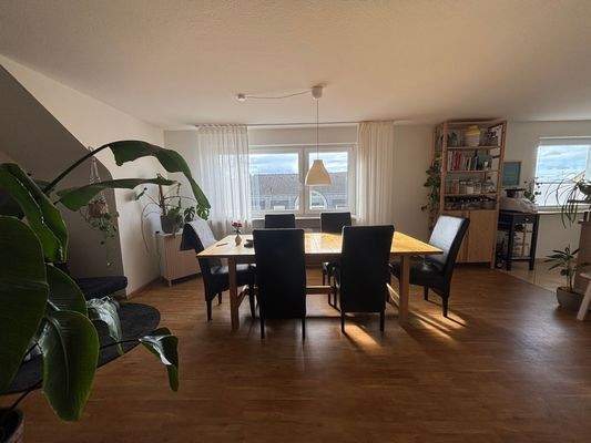 Esszimmer mit Holztisch