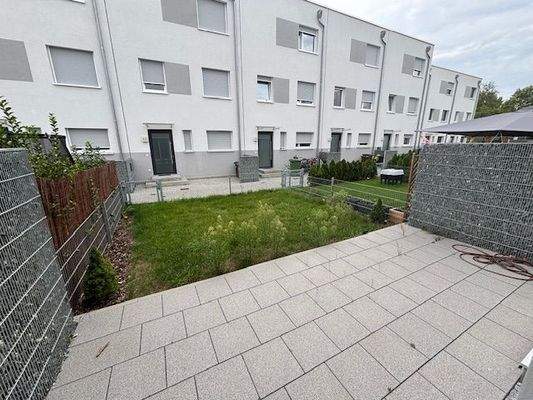 Blick von Terrasse in den Garten