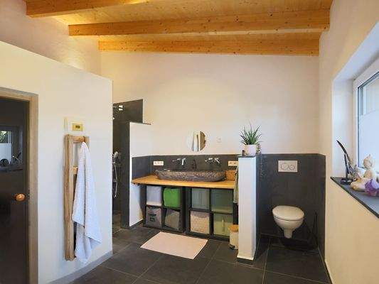 Modernes Badezimmer mit Duschnische und Sauna