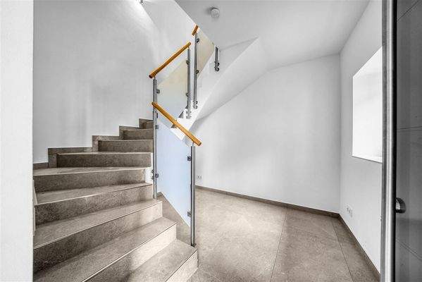 Eingang, Treppenhaus, Garderobe Erdgeschoss