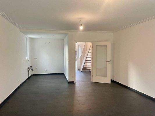 helles Wohnzimmer mit Küche