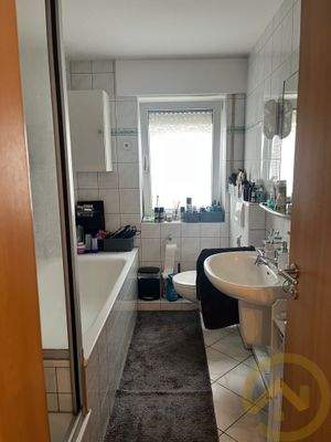 Badezimmer mit Dusche und Wanne