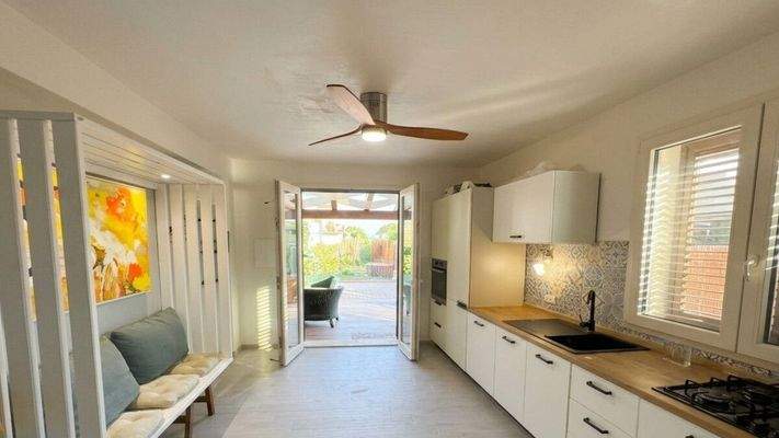 Neuwertige Küche mit angrenzender Terrasse