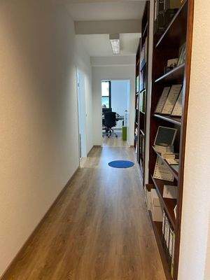 Flur mit Einbauregalen