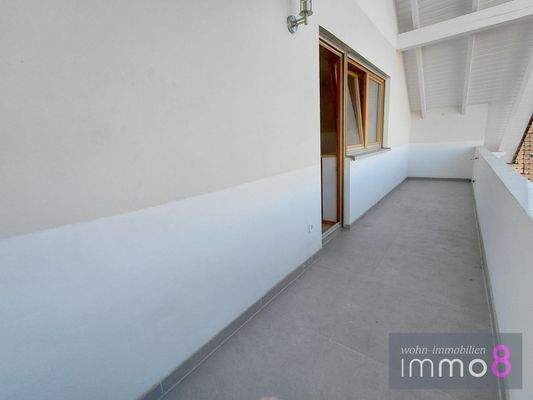 Überdachter Ost-Balkon