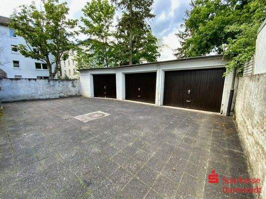 Garage hinter dem Haus