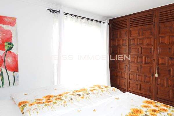 Schlafzimmer mit Einbauschrankwand