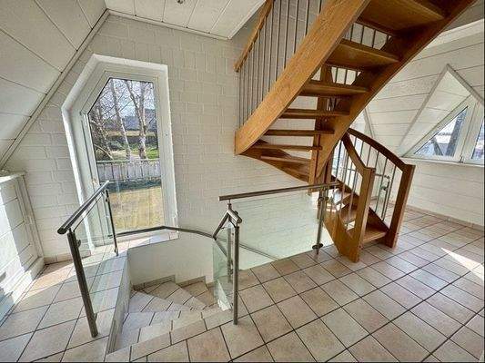 Treppenhaus OG mit Treppe ins DG