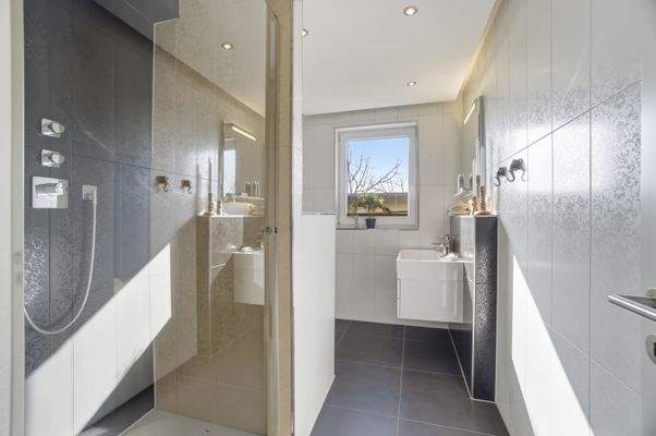 Gäste-WC mit Dusche